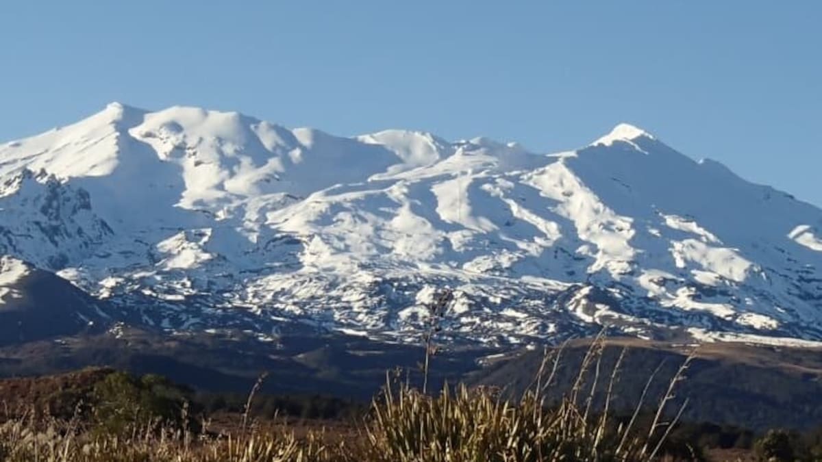 Mt Ruapehu tremor rises to moderate level as scientists monitor volcano