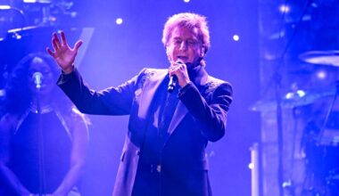 Barry Manilow Cancels 2 Las Vegas Shows Over 'Technical and Vocal Problems'