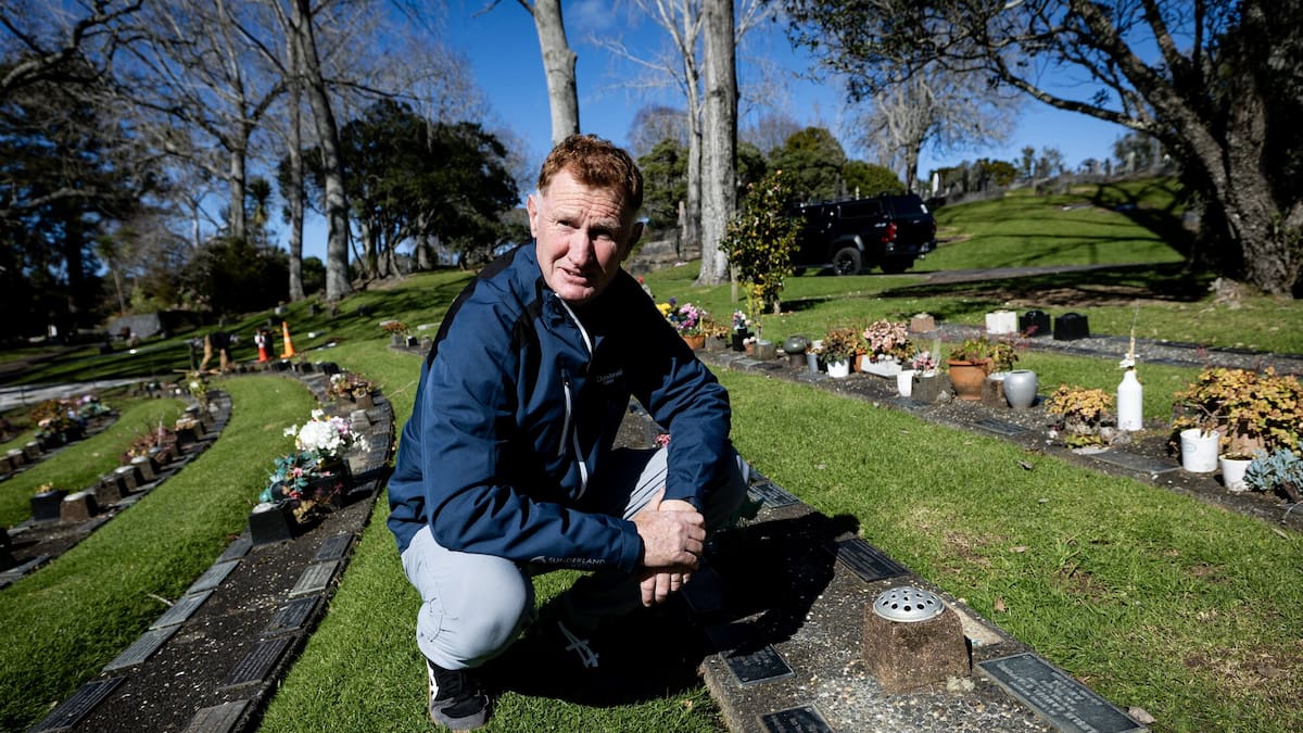 Let a sleeping dog lie: Family asks Purewa Cemetery to return concrete Labrador to father’s grave