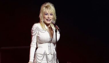 'This really, really hurts': Celebrities lead tributes to Dolly Parton - NZ Herald