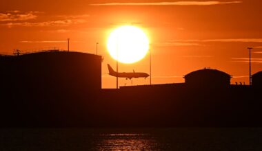 Sydney Airport air traffic control staffing under scrutiny after runway near-misses