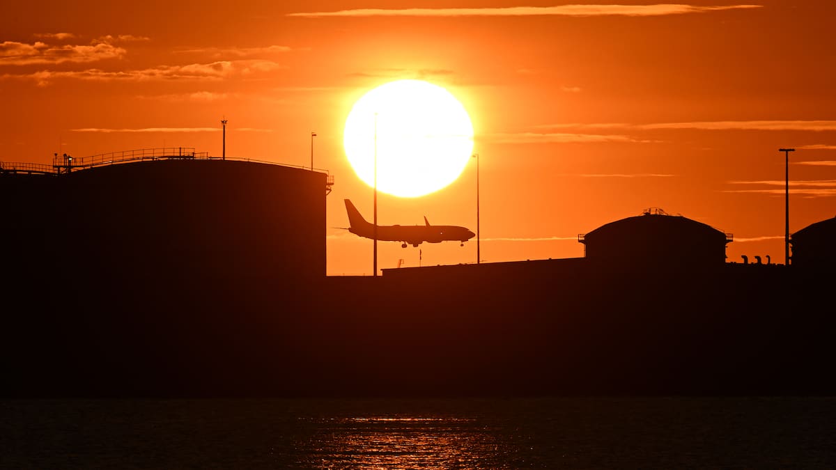 Sydney Airport air traffic control staffing under scrutiny after runway near-misses