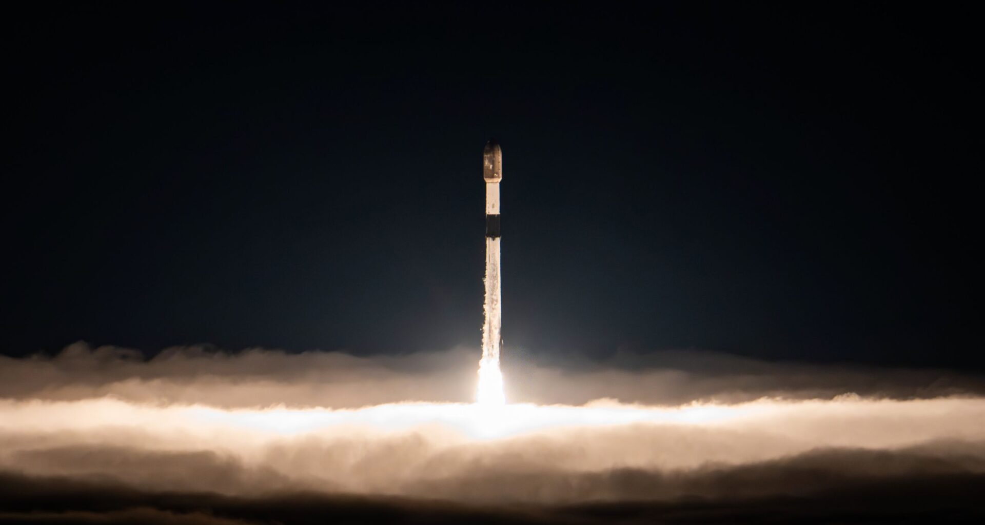 SpaceX sends 27 Starlink satellites to orbit on 100th Falcon rocket launch of the year (photos)