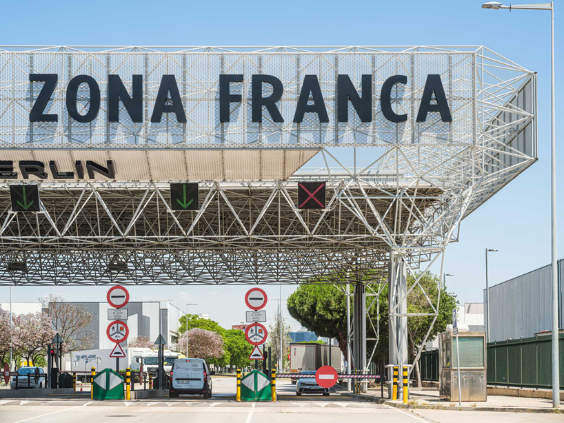 triangulated steel lattice redefines new gateway to barcelona's logistics park - 2