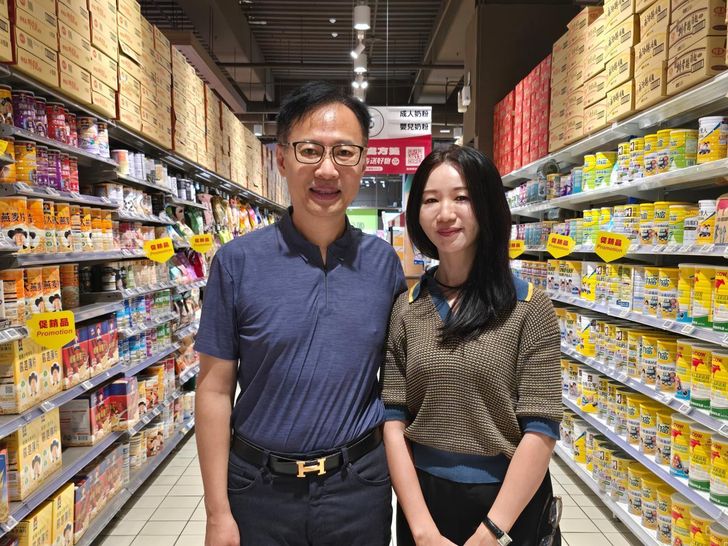 A couple in their 50s, interviewed at a supermarket in Taipei on July 22, said it was nearly impossible to buy a home on earned income alone. Korea Times photo by Shin Eun-byul
