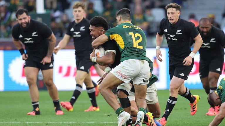 All Blacks skipper Ardie Savea is high tackled by Boks midfielder Damian de Allende.