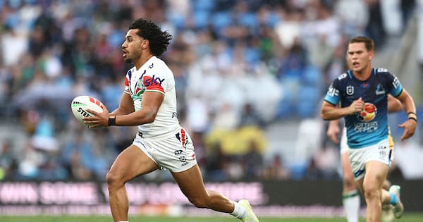 Eight-try Warriors crush Titans to stay in top-two race