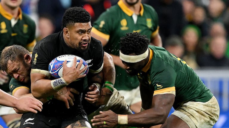 Ardie Savea and Siya Kolisi clash in the Rugby World Cup final.