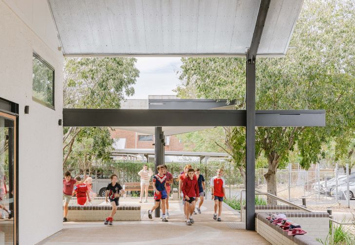 At the rear of the library, facing the river, a rentable multipurpose includes a small kitchenette with a servery, allowing locals to host events ranging from classes to parties.