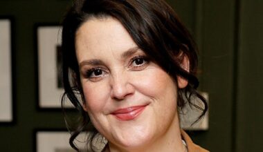 Star Melanie Lynskey tries to quit US for NZ, can’t afford it