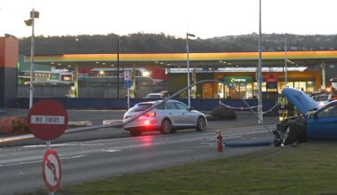 Crash brings down light pole on Andersons Bay Rd