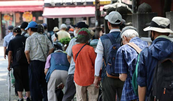 Elderly citizens visit Tapgol Park in Jongno District, Seoul, for free meals, July 28. Those aged 65 and older reached 20.7 percent, or 10.723 million people, surpassing 20 percent of the total population for the first time, according to the National Data Office's 2025 Population and Housing Censu' released last month. Yonhap