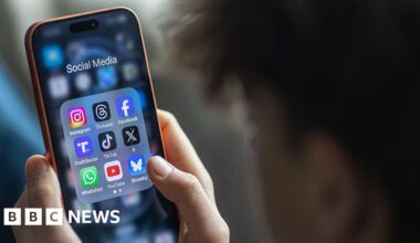New Zealand moves to ban children under 16 from social media - BBC