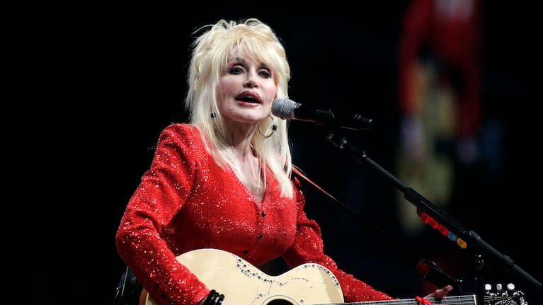 Dolly Parton performs at a United Way of America convention in Detroit, Friday, May 15, 2009.