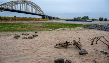 Drought threatens the Netherlands’ iconic dikes and grounds houseboats