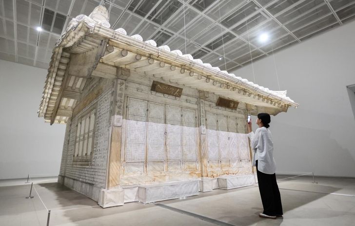 Do Ho Suh's 'Rubbing/Loving: Seoul Home' (2013-2022) is installed at the National Museum of Modern and Contemporary Art, Korea (MMCA), Seoul, during a preview of the exhibition 'Do Ho Suh,' Wednesday. Yonhap
