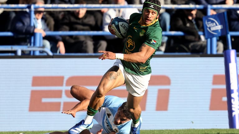 Edwill van der Merwe of South Africa runs past Ignacio Mendy of Argentina to score a try.