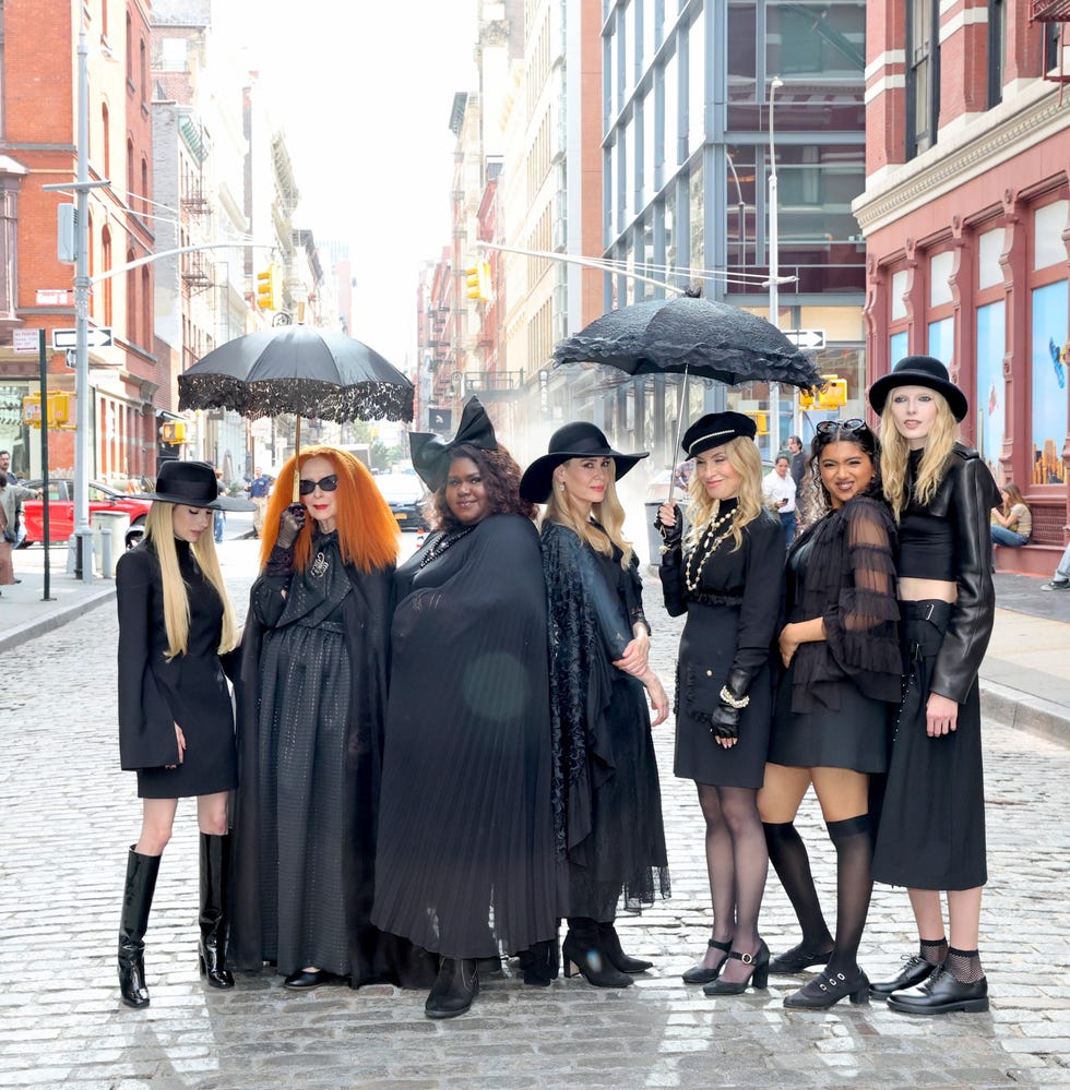 Emma Roberts, Frances Conroy, Gabourey Sidibe, Sarah Paulson, Leslie Grossman, Avantika Vandanapu, Alex Consani, American Horror Story set emma roberts, frances conroy, gabourey sidibe, sarah paulson, leslie grossman, avantika vandanapu, alex consani, american horror story set