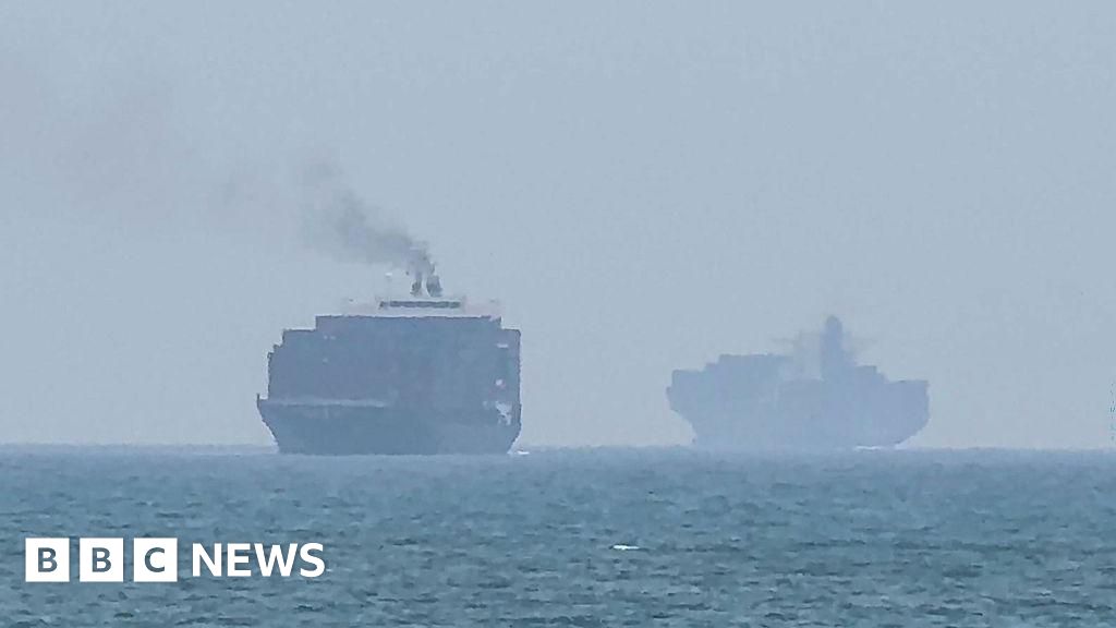 Hormuz talks positive, Oman says, as Iran warns deal would not open strait - BBC