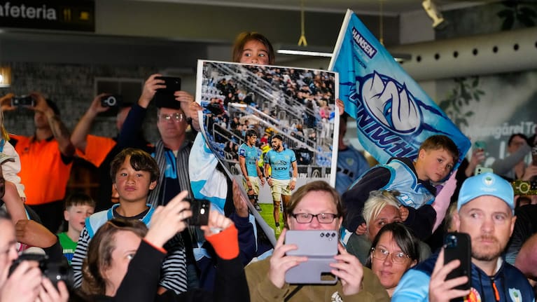 Fans and supporters at Whangārei Airport
