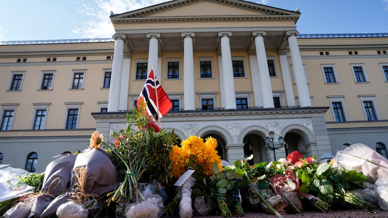 Flowers are left at Slottsplassen.