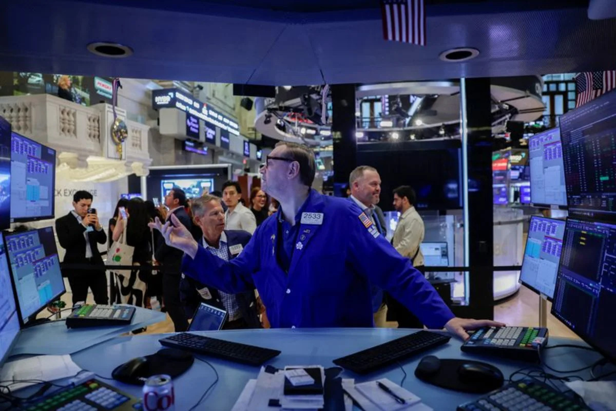 S&P 500, Nasdaq slip as Iran tensions test markets in high-stakes week