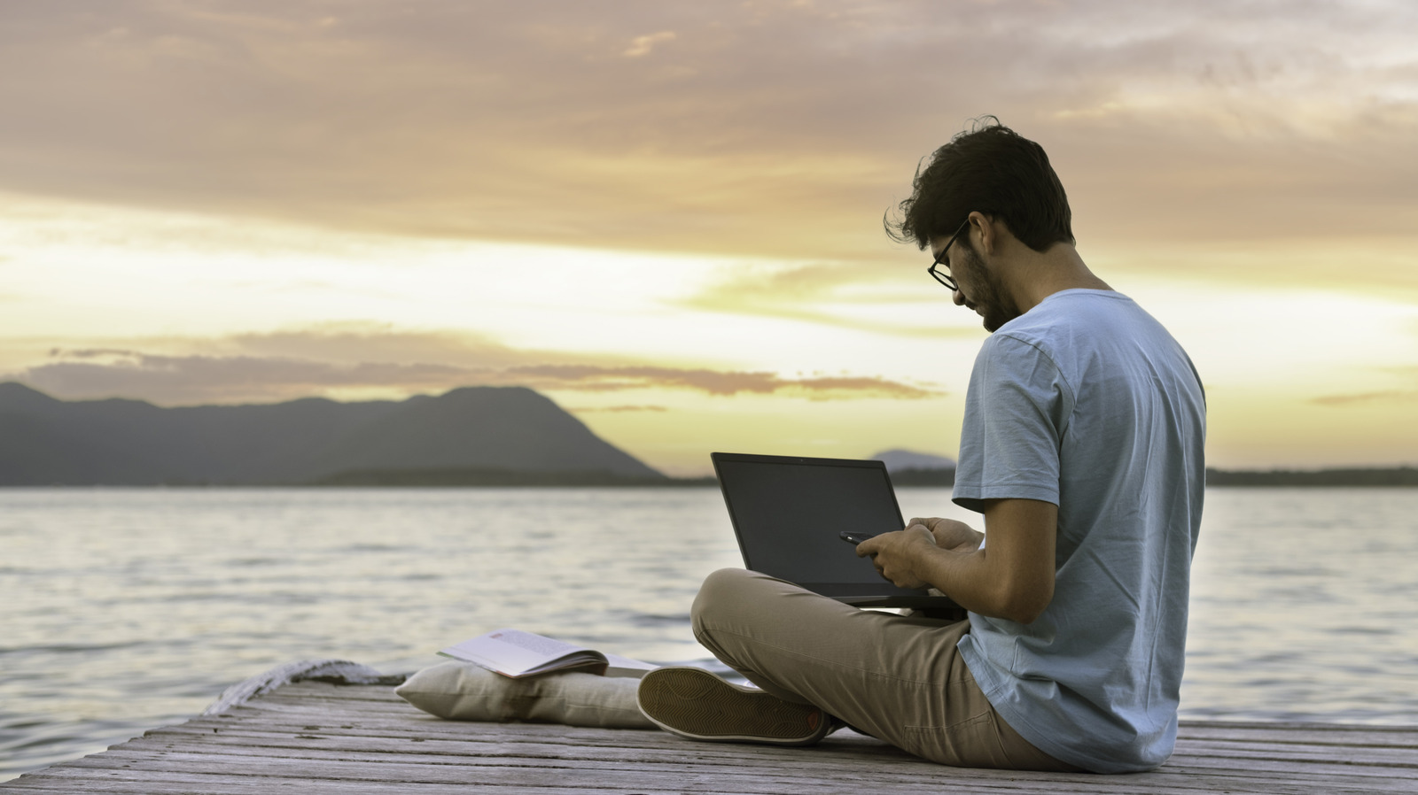 9 Essential Travel Apps Every Digital Nomad Should Have Installed