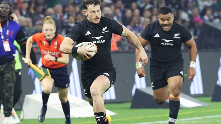 Leroy Carter makes a break for the All Blacks.