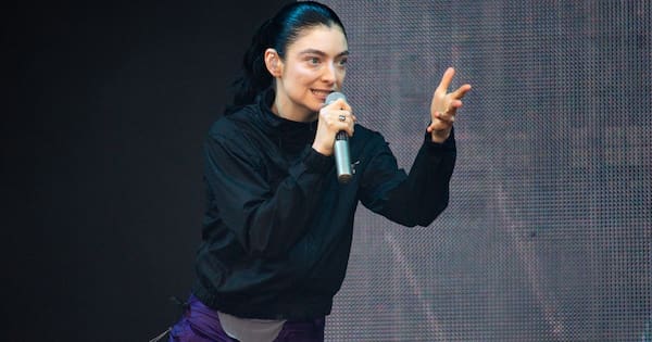 Lorde pauses Lollapalooza show after fans pass out in crowd