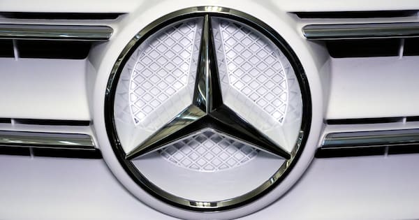 Two US Mercedes drivers file suit over alleged burn hazard in logo