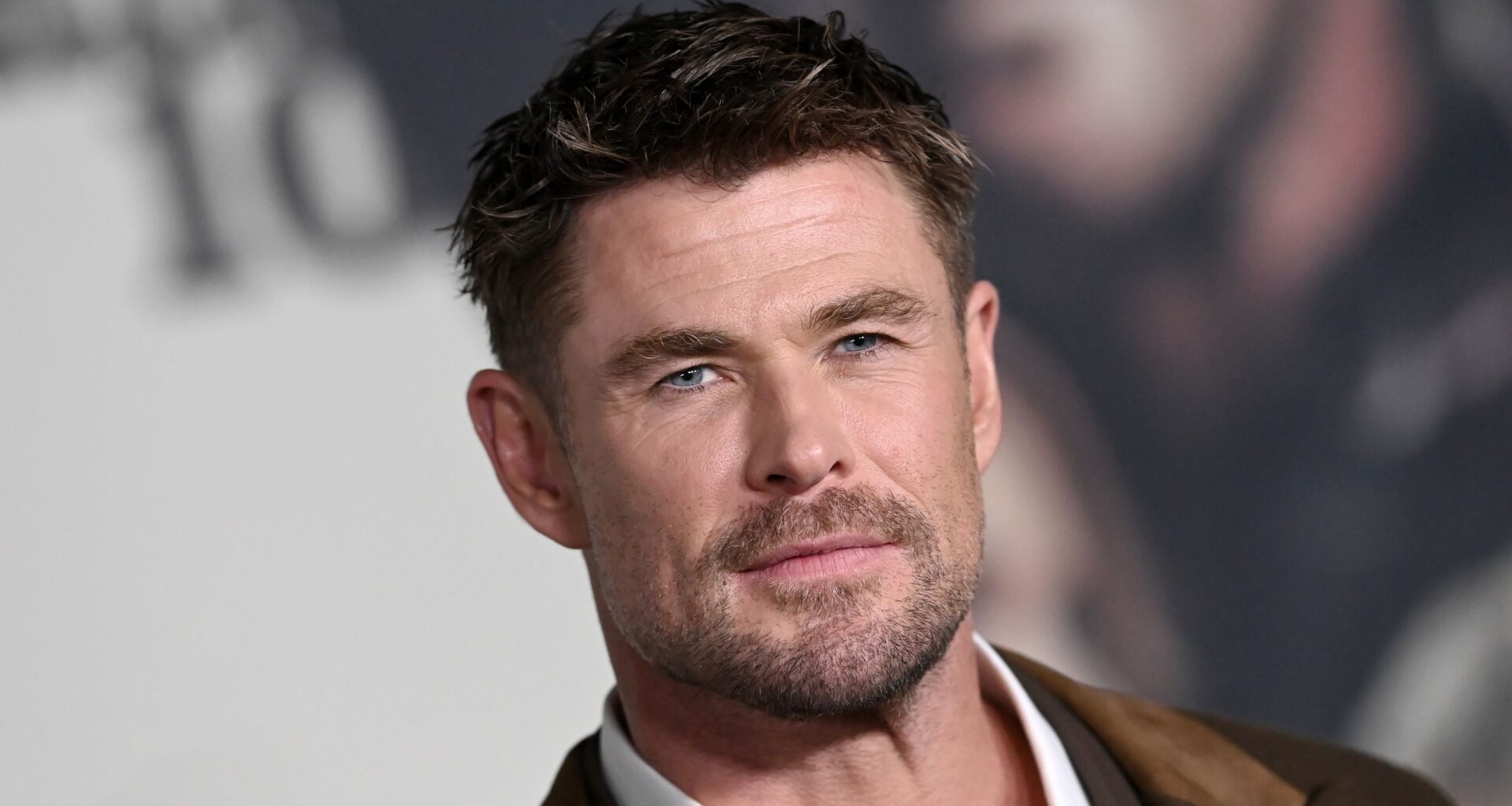 Chris Hemsworth uses these three moves to build his core—here’s how to make them beginner-friendly