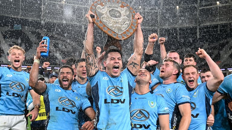Rivez Reihana of Northland holds up the Shield.