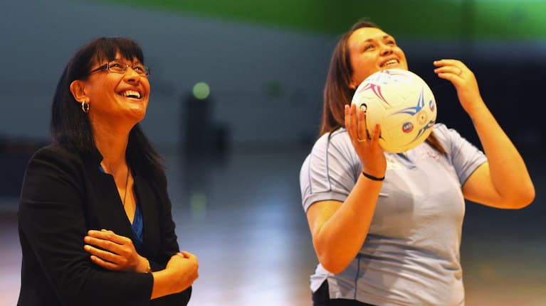 Te Aroha Keenan sharing her wisdom with player Catherine Latu, in 2009.