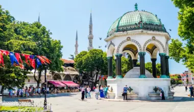 Visitors gather around the historic ablution fountain in the courtyard of the Sultan Ahmed Mosque, also known as the Blue Mosque, in Istanbul, Türkiye. (Adobe Stock Photo)