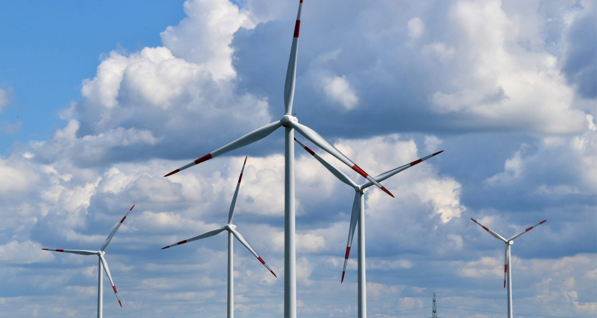 Hyperscale data centres and flickering power