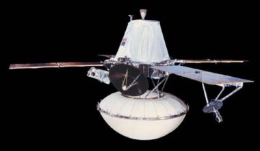 A photo of NASA's Viking 1 Mars orbiter with its Mars lander attached in a landing capsule.
