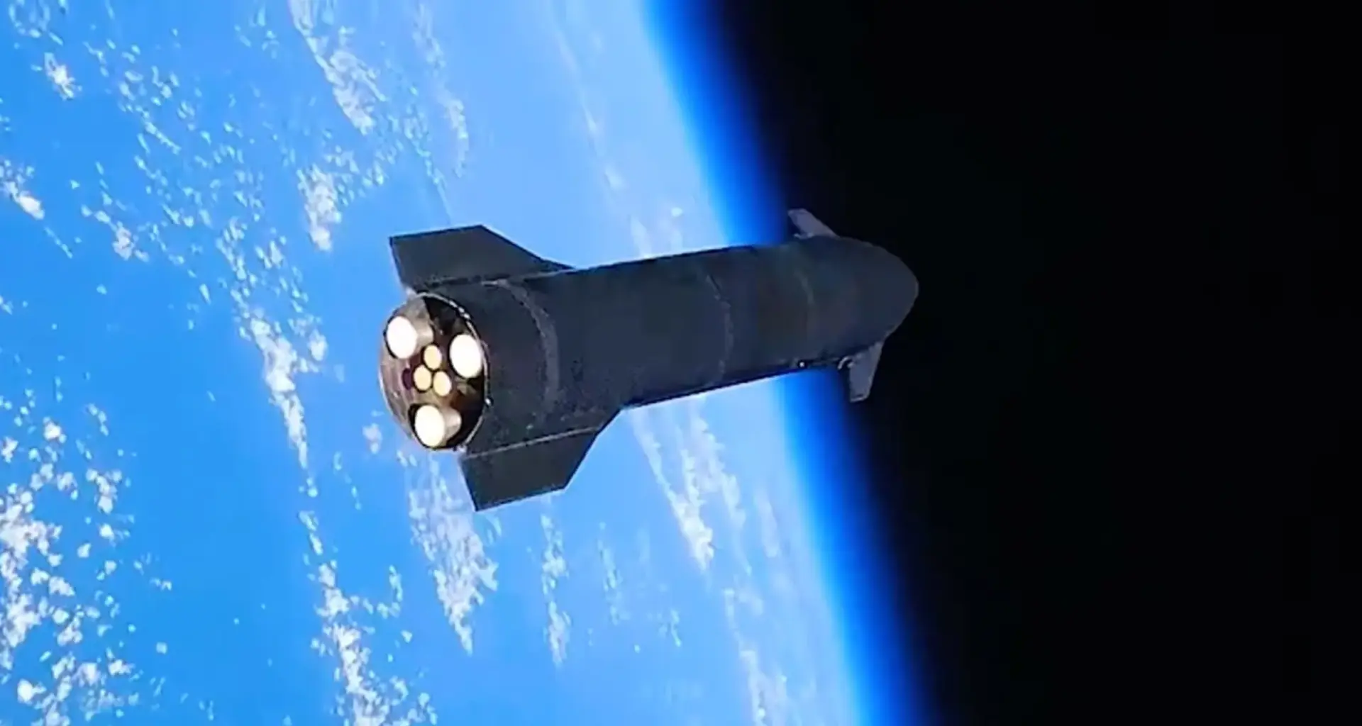A new satellite documents the appearance of "Starship" in space during a remarkable mission