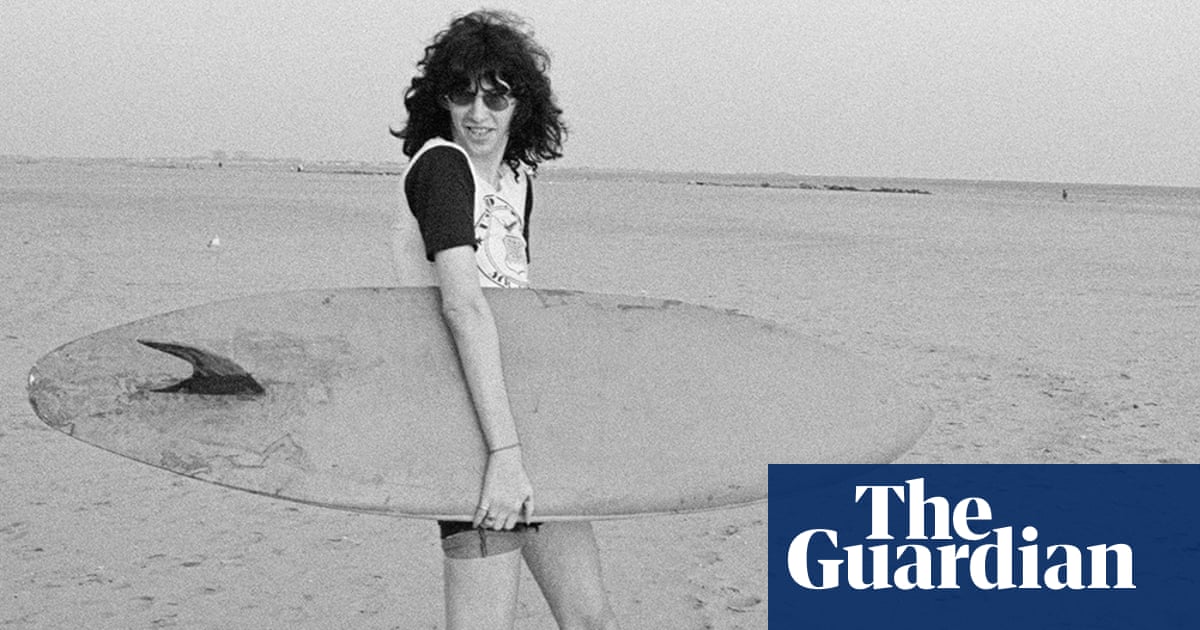 Joey Ramone smiling! And having fun! At the beach! Roberta Bayley’s best photograph | Photography