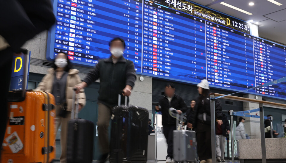 Korean and foreign travelers arrive at Incheon International Airport Terminal 1 on Feb. 18.