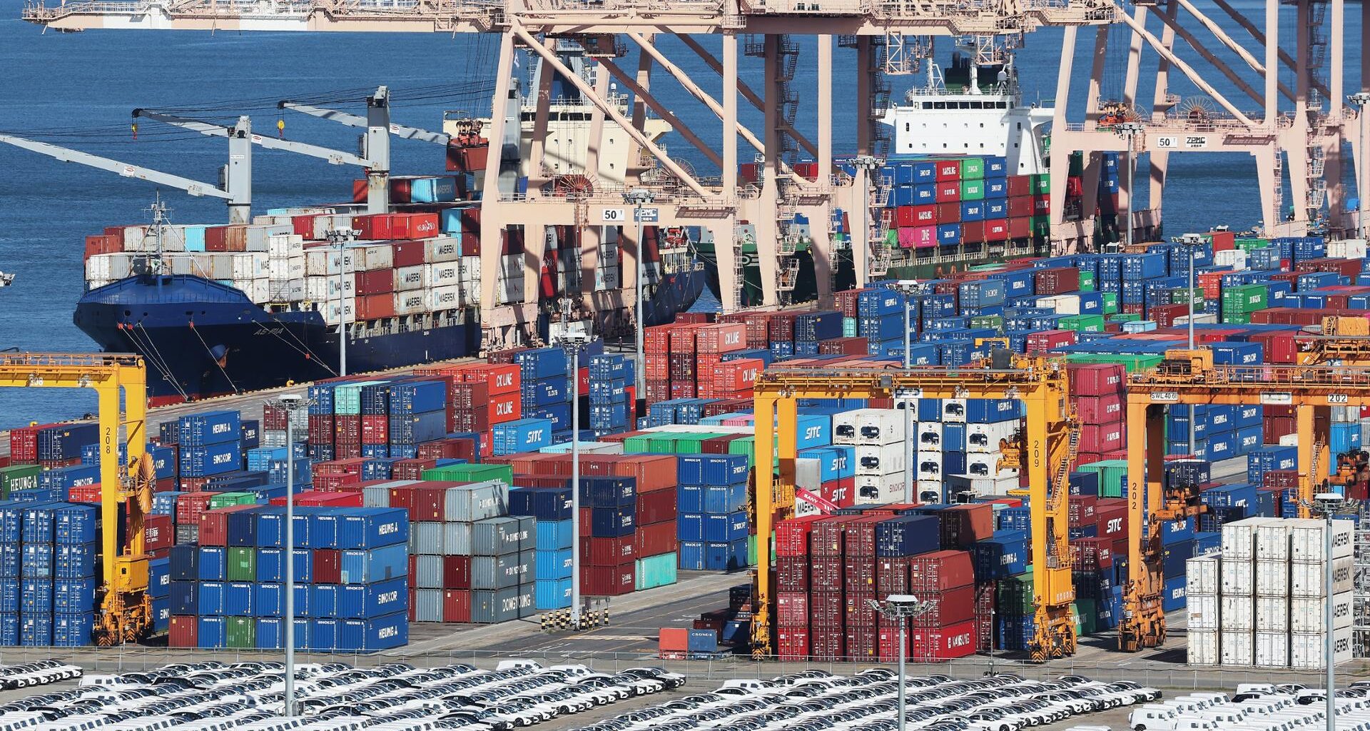 Containers boudn for exports are stacked at a port in Pyeongtaek, Gyeonggi Province, Sept. 6. Yonhap