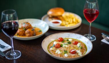 Jesse Mulligan Reviews The Alcott, A CBD Pub For A Surprisingly Good Dinner