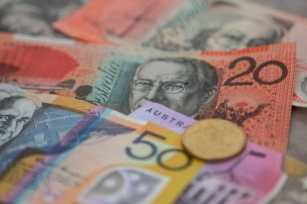 Australian dollar hovers near 13-year high on kiwi as rate outlooks diverge