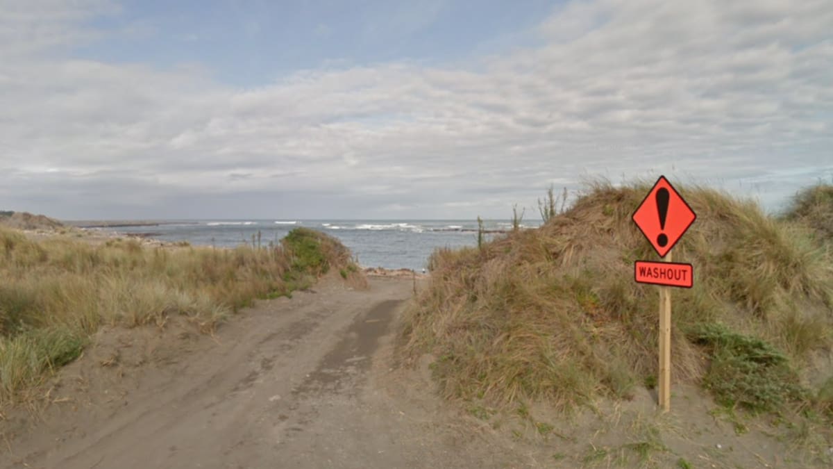 Two dead after boat capsizes at Tangimoana Beach, survivor in hospital after swimming ashore