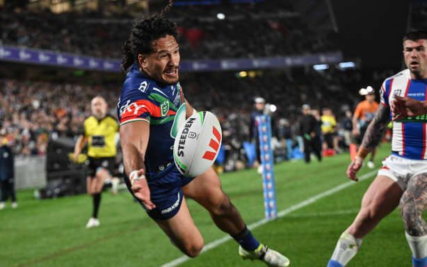 Dallin Watene-Zelezniak of the Warriors tries to keep the ball in play, NZ Warriors v Newcastle Knights, Week 2 Final of the NRL Telstra Premiership at Eden Park, Auckland, New Zealand on Saturday 20 September 2026.
© Photo: Andrew Cornaga / Photosport
