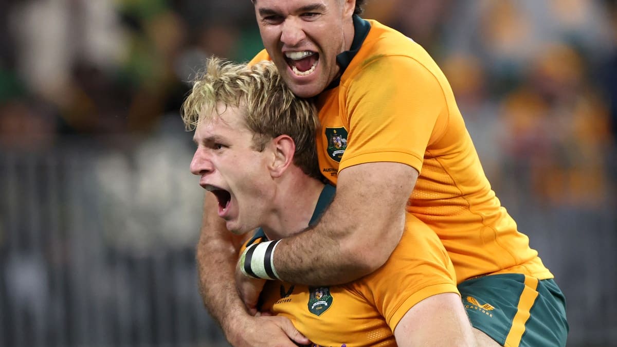 Wallabies beat Springboks in Les Kiss’ first test as coach despite four yellow cards
