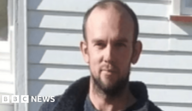 Tom Phillips: New Zealand apologies to children forced to live in bush for years with fugitive dad - BBC