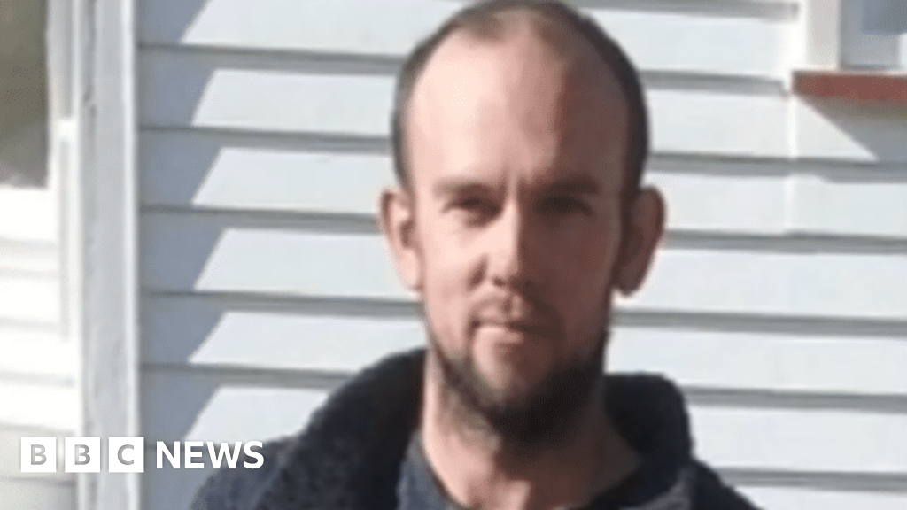 Tom Phillips: New Zealand apologies to children forced to live in bush for years with fugitive dad - BBC