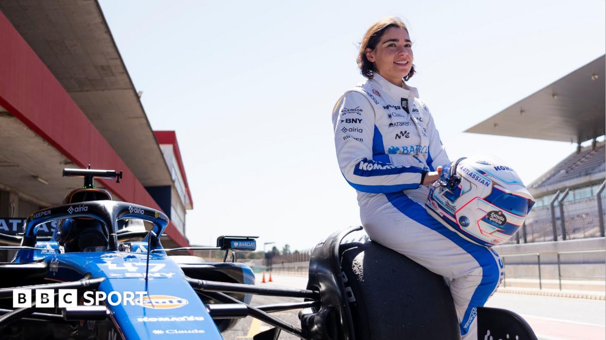 Jamie Chadwick next to Williams F1 car