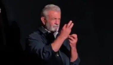 Mel Gibson apologises after mocking sign language interpreter on stage - Stuff