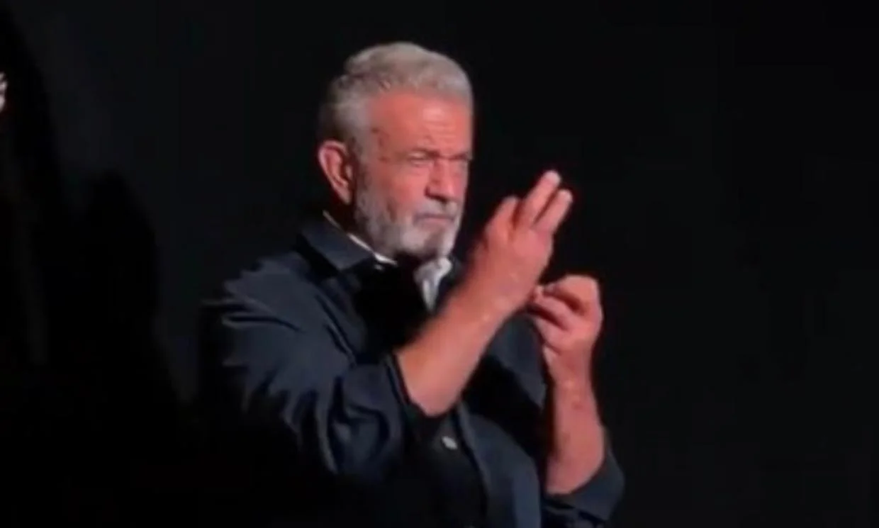 Mel Gibson apologises after mocking sign language interpreter on stage - Stuff